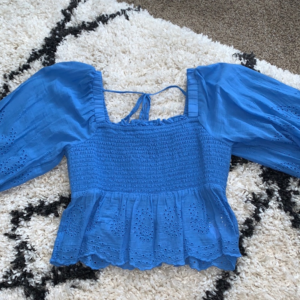 Cropped blue blouse
